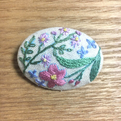 ◆パステルカラーお花刺繍ブローチ◆ 2枚目の画像