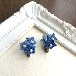 ちいさなお花のイヤリング(ブルー) 1枚目の画像
