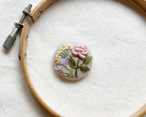 ブローチです。花柄が 藤の花モチーフブローチ | outlet | axes femme online shop