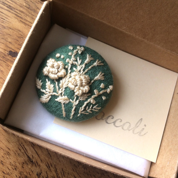 ばらの花束／一色刺繍のブローチ 1枚目の画像