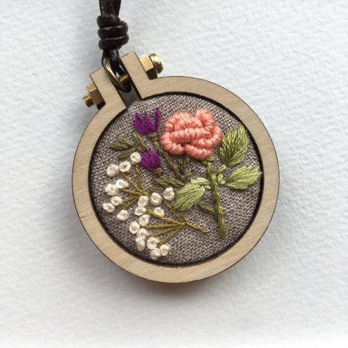 ミニチュア刺繍枠のペンダント ネックレス・ペンダント 風が歌う