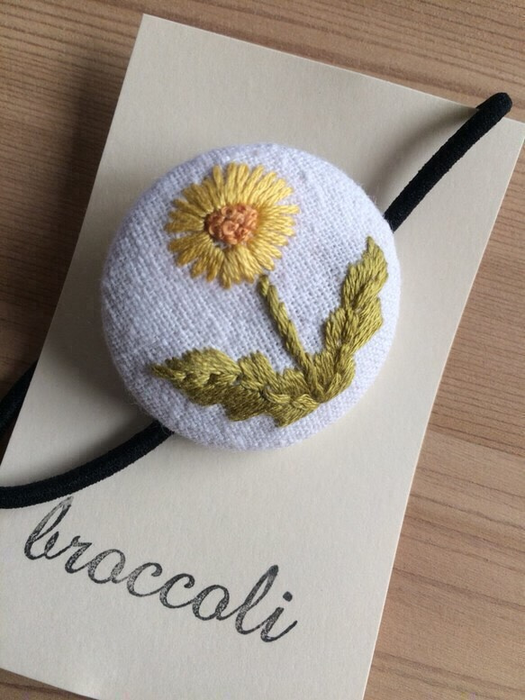 たんぽぽ刺繍のヘアゴム 1枚目の画像