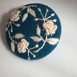 Flower wreath  一色刺繍のブローチ 3枚目の画像