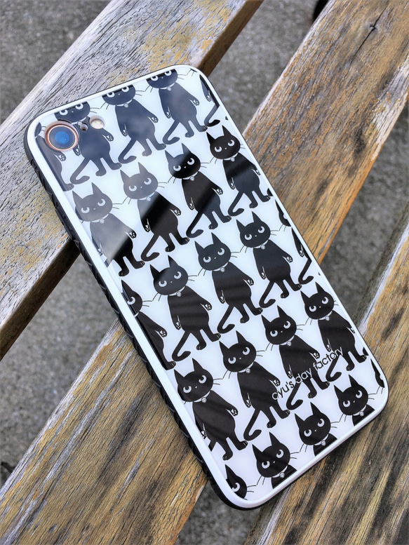 黒猫ぷーちゃんがいっぱい居る強化ガラス製iphoneケース　 1枚目の画像