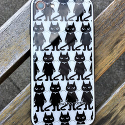 黒猫ぷーちゃんがいっぱい居る強化ガラス製iphoneケース　 2枚目の画像