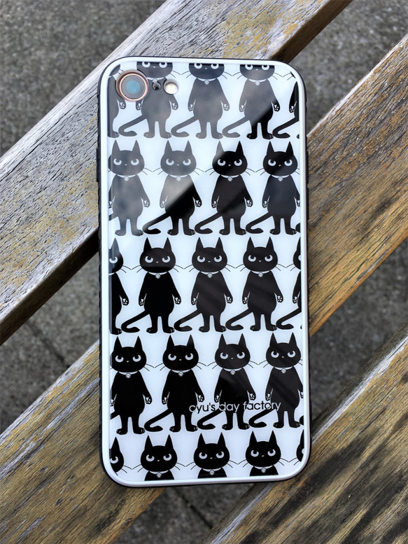 黒猫ぷーちゃんがいっぱい居る強化ガラス製iphoneケース　 2枚目の画像