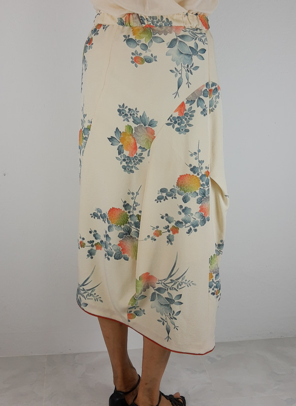 着物リメイク　送料無料 ソフトコクーンシルエット モダンなデティールのスカート 4枚目の画像