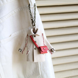カギのための革コート 　ホワイト×赤バッグ 4枚目の画像