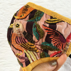 アティトラン湖の小鳥たち　マヤのマスク　刺繍　グアテマラのウイピル素材　民族織物 2枚目の画像