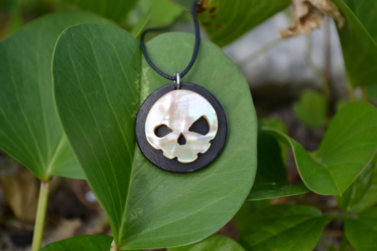 夜光貝のペンダント 骸骨