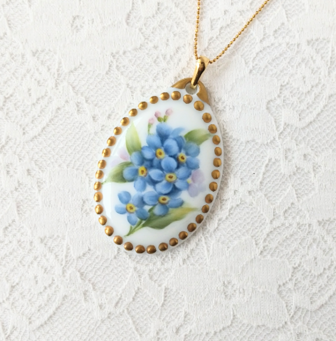 勿忘草のペンダントトップ　手描き　磁器絵付け