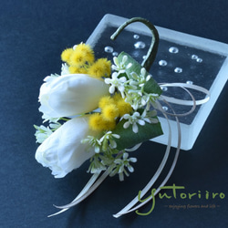 チューリップとミモザのコサージュ 1枚目の画像