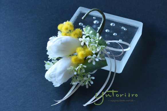 チューリップとミモザのコサージュ 1枚目の画像