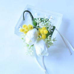 チューリップとミモザのコサージュ 2枚目の画像