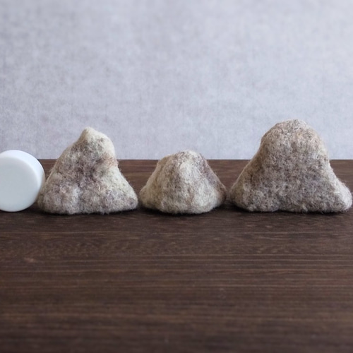 石風の羊毛フェルト · · · ちよっとしたところに枯山水風の雰囲気を