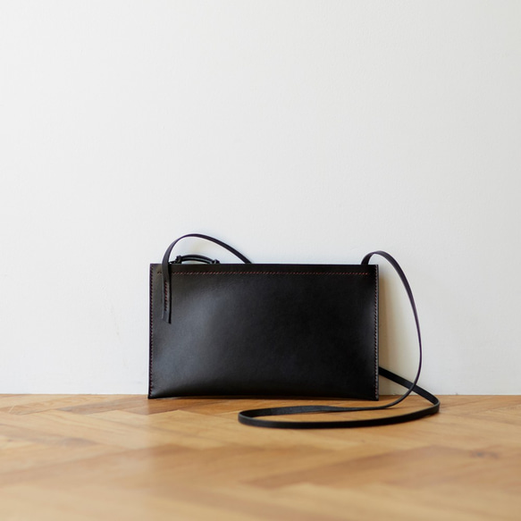 受注製作】一枚牛革のマチなしファスナーサコッシュ・ブラック