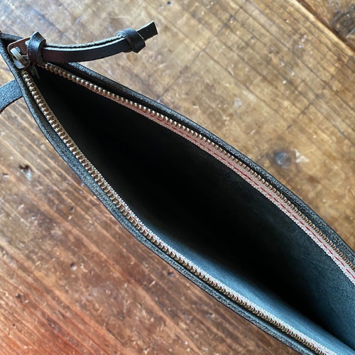 受注製作】一枚牛革のマチなしファスナーサコッシュ・ブラック