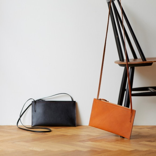 受注製作】一枚牛革のマチなしファスナーサコッシュ・ブラック