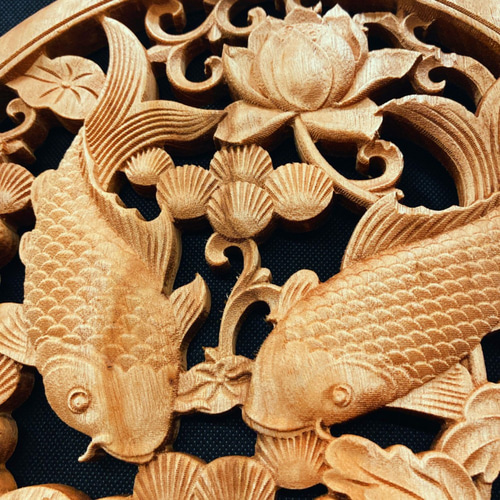 お待たせ! 鯉が導く成功の奇跡』双魚戯蓮 26.5cm（鯉・蓮・水草) 参次元 工芸品
