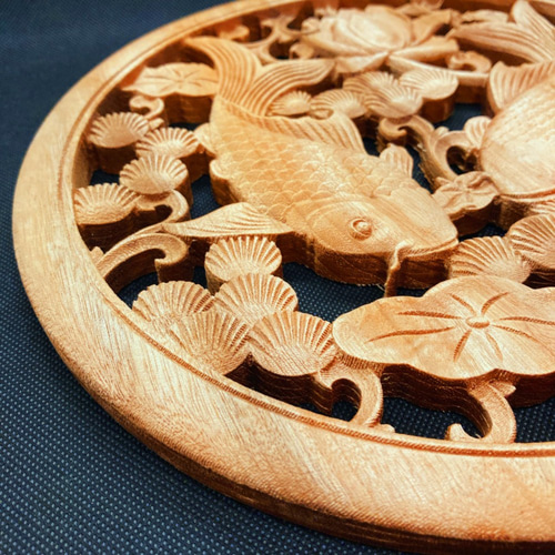 鯉が導く成功の奇跡』双魚戯蓮 26.5cm（鯉・蓮・水草) 参次元彫刻『雅