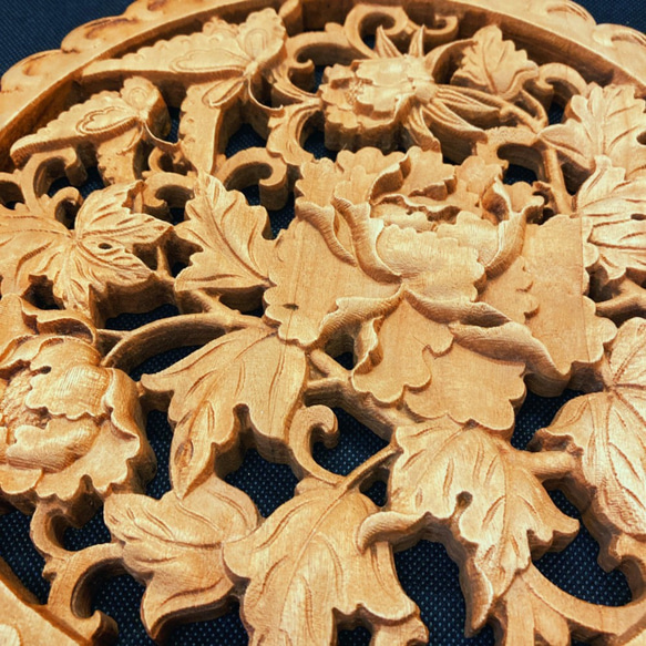 牡丹舞蝶  26.5cm（ぼたん・ちょう) 参次元細密彫刻『雅』 透かし彫 楠彫刻 6枚目の画像