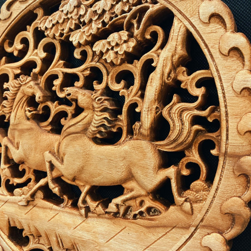 馬到成功 26.5cm（かけ馬・唐草) 参次元彫刻『雅』 透かし彫 楠彫刻