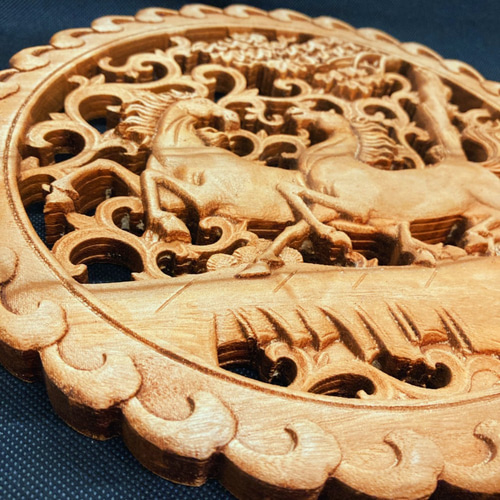 馬到成功 26.5cm（かけ馬・唐草) 参次元彫刻『雅』 透かし彫 楠彫刻