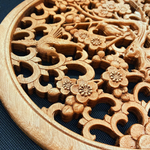 喜上眉梢 26.5cm（梅にうぐいす) 参次元彫刻『雅』 透かし彫 楠彫刻