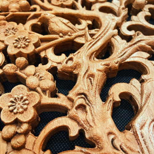 喜上眉梢 26.5cm（梅にうぐいす) 参次元彫刻『雅』 透かし彫 楠彫刻