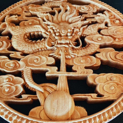 日本に 威龍戯珠2 26.5cm（龍・竜・雲) 参次元彫刻『雅』 透かし彫 楠 工芸品