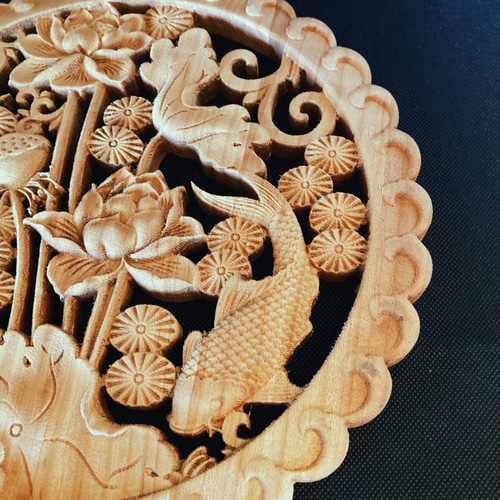 鯉が導く成功の奇跡』双魚戯蓮2 26.5cm（鯉・蓮・水草) 参次元彫刻