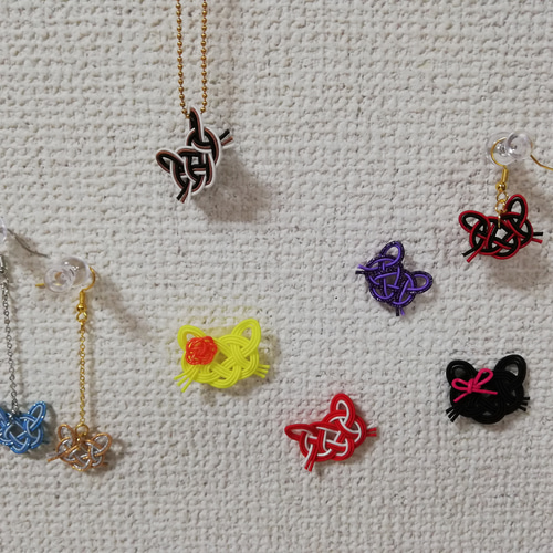 【美品】猫ちゃん鼈甲ピアス　18K b-0382 肉球ピアス 猫 犬 ピアス ホワイト ブラック シルバー999