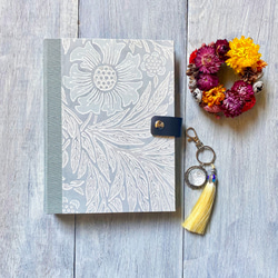 素材をアップサイクル! タッセル付きキーホルダー　(Marigold ウィリアムモリス) 5枚目の画像