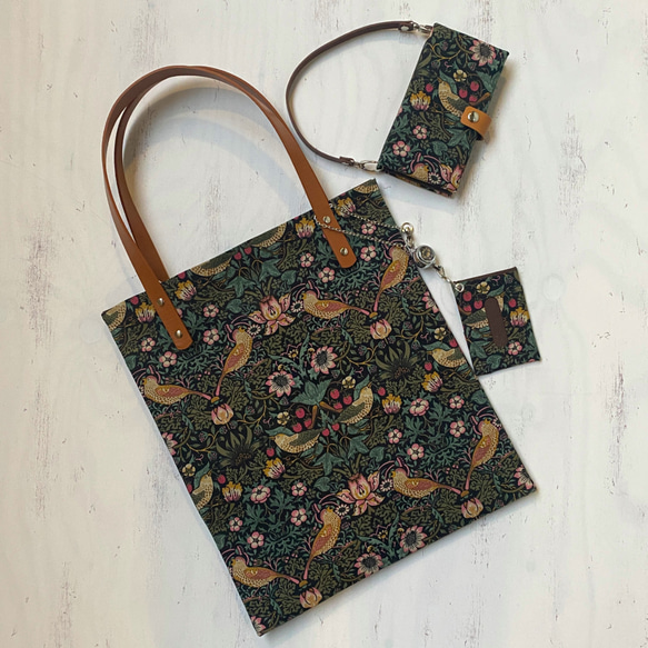 ［特集掲載］シンプルトートバッグ　(ストロベリーシーフ ウィリアムモリス）鳥柄　A4 3枚目の画像