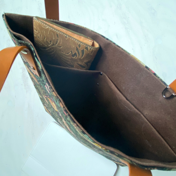 ［特集掲載］シンプルトートバッグ　(ストロベリーシーフ ウィリアムモリス）鳥柄　A4 6枚目の画像