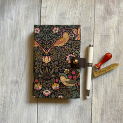 着せ替えができる！システム手帳 (ストロベリーシーフ・ウィリアムモリス)A5サイズ 鳥柄 1枚目の画像