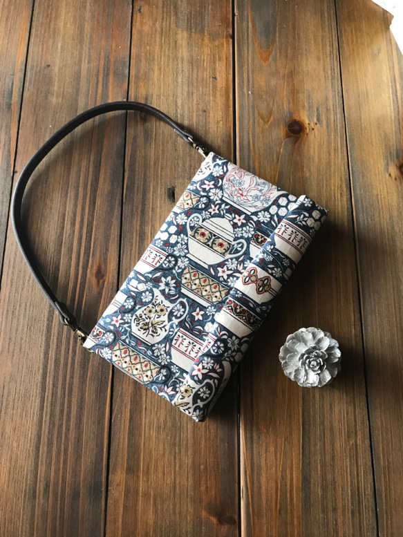 バックのように使えるスマホケース　(リバティ・Elevenses 落下防止) 3枚目の画像