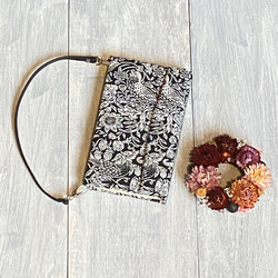 バックのように使えるスマホケース(ストロベリーメドウＢ・リバティ・ウィリアムモリス)落下防止 1枚目の画像