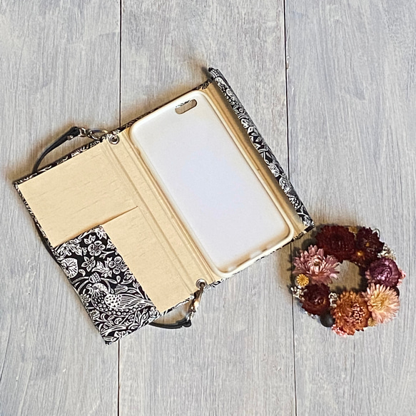 バックのように使えるスマホケース(ストロベリーメドウＢ・リバティ・ウィリアムモリス)落下防止 2枚目の画像