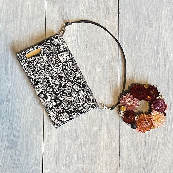 バックのように使えるスマホケース(ストロベリーメドウＢ・リバティ・ウィリアムモリス)落下防止 3枚目の画像