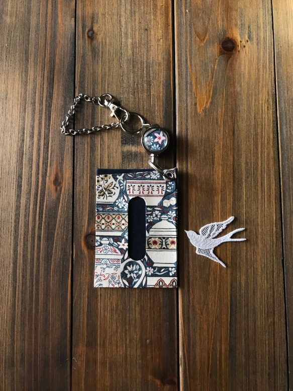 リールキーが便利なシンプルパスケース(リバティプリント　Elevenses) 1枚目の画像