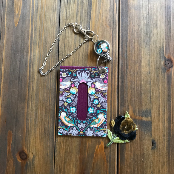 リールキーが便利なシンプルパスケース（リバティ・ストロベリースゥイーフP） 1枚目の画像