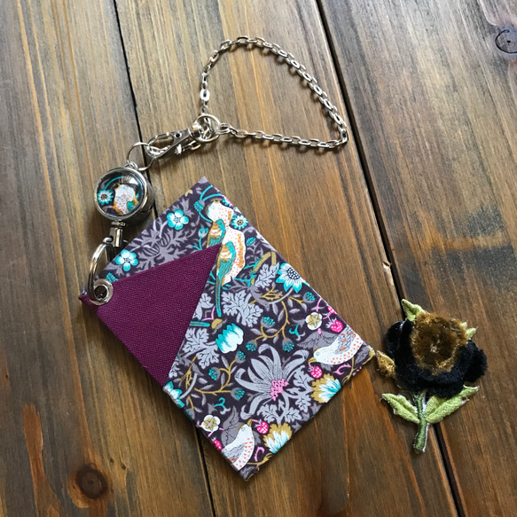 リールキーが便利なシンプルパスケース（リバティ・ストロベリースゥイーフP） 2枚目の画像