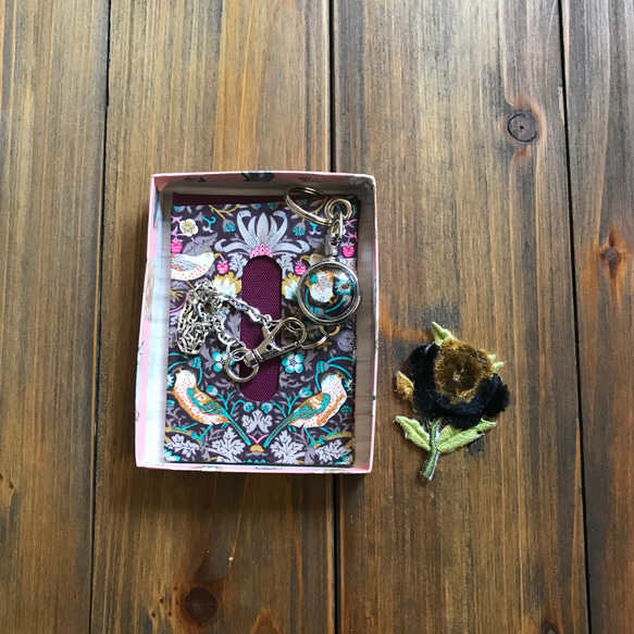 リールキーが便利なシンプルパスケース（リバティ・ストロベリースゥイーフP） 5枚目の画像