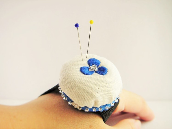 【受注生産】お花刺繍ピンクッション 1枚目の画像