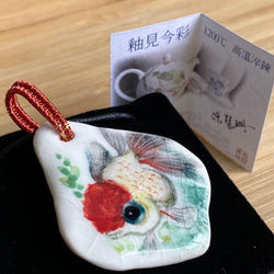 手描きの白い磁器のネックレス。銀糸の形をしたペンダント。レッドハット金魚 3枚目の画像