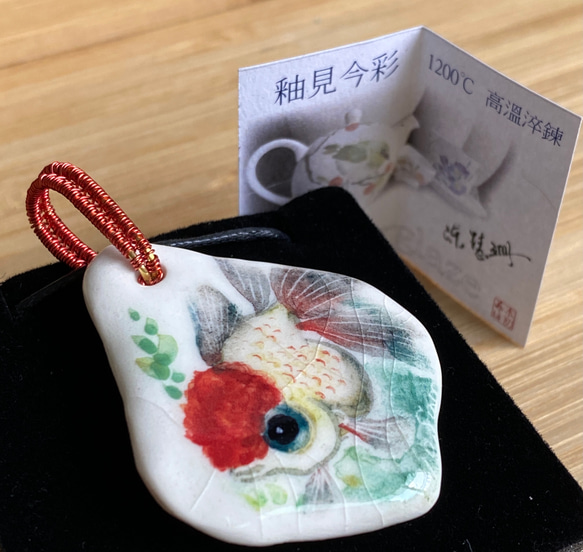 手描きの白い磁器のネックレス。銀糸の形をしたペンダント。レッドハット金魚 3枚目の画像