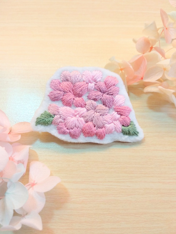 刺繡胸針/別針-粉色繡球花  刺繍ブローチ/ピン-ピンクアジサイ 第1張的照片