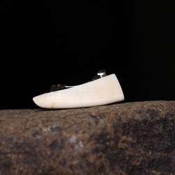 【イノシシのキバレッタ　髪留め】那珂川流域産の天然材 イノシシ牙製バレッタ 4枚目の画像