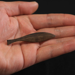 【流木 魚ブローチ】那珂川流域産の天然材  フィッシュブローチ 4枚目の画像
